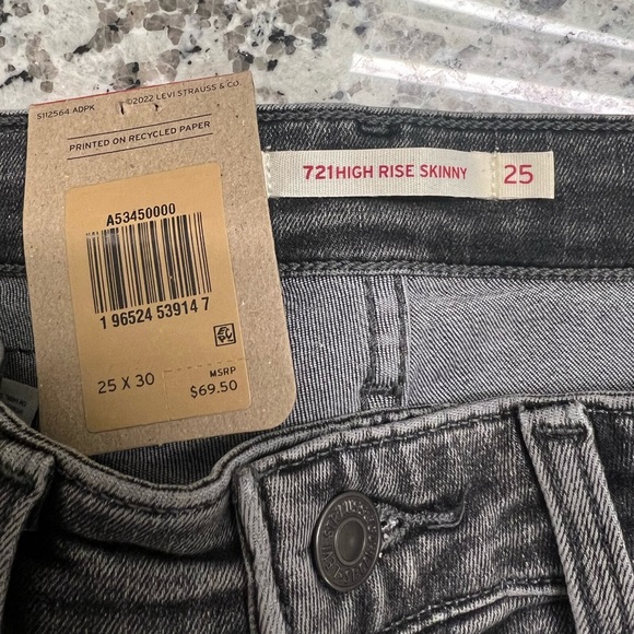 Gray Levi’s skinny jeans - Picture 2 of 5